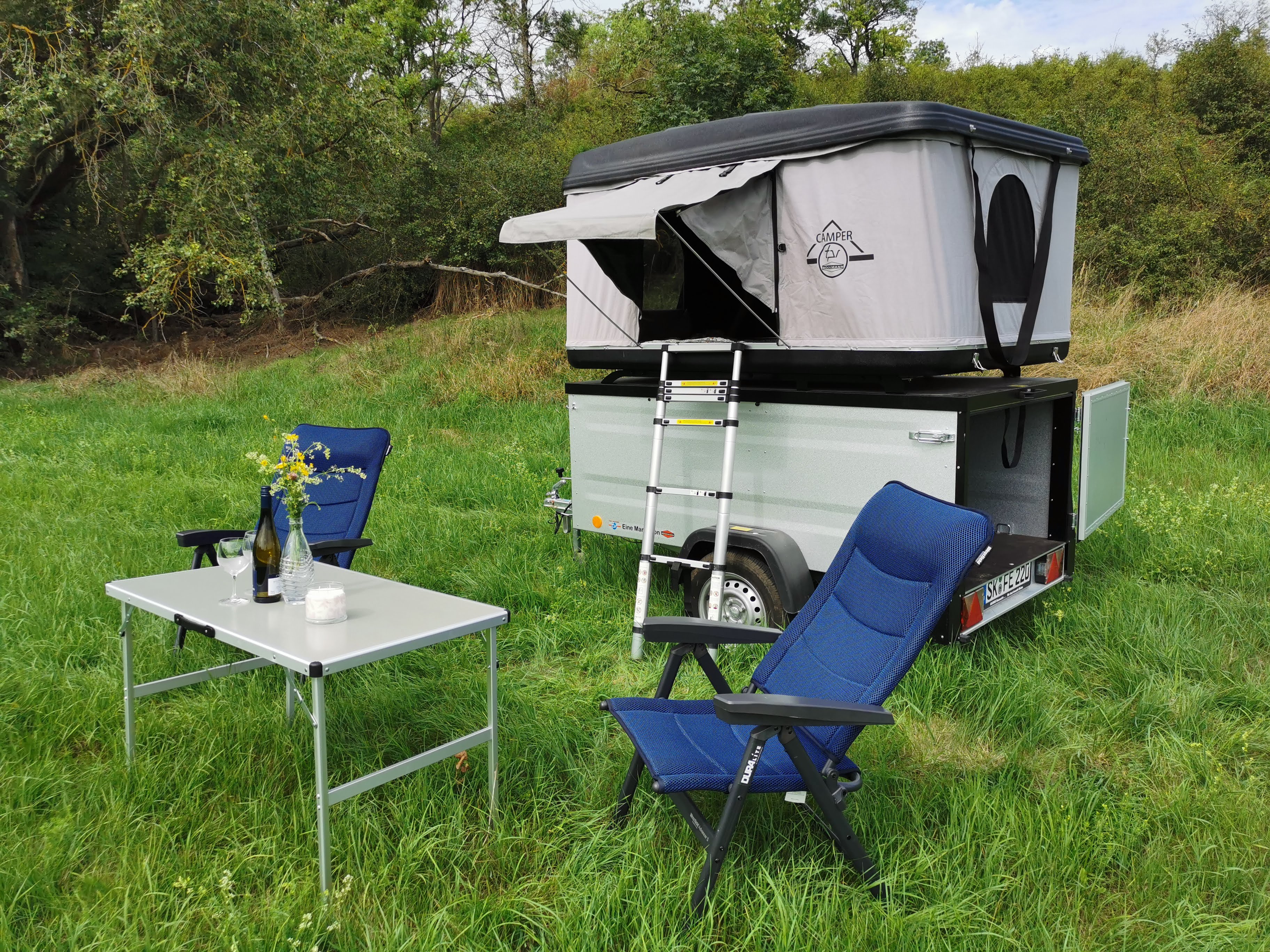 Campinganhänger mit Dachzelt